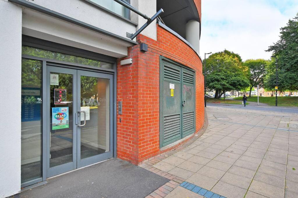 Perfectly Located City Centre Studio Apartment - West One With Free Wifi, Gym Access, Netflix Sheffield Exteriör bild