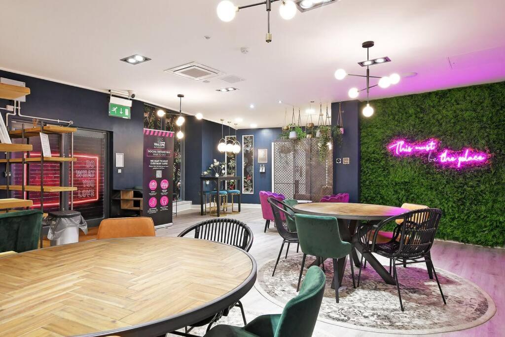 Perfectly Located City Centre Studio Apartment - West One With Free Wifi, Gym Access, Netflix Sheffield Exteriör bild