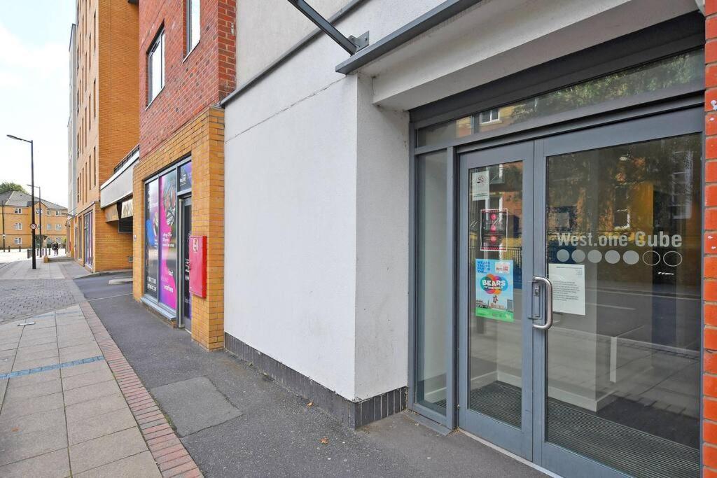 Perfectly Located City Centre Studio Apartment - West One With Free Wifi, Gym Access, Netflix Sheffield Exteriör bild