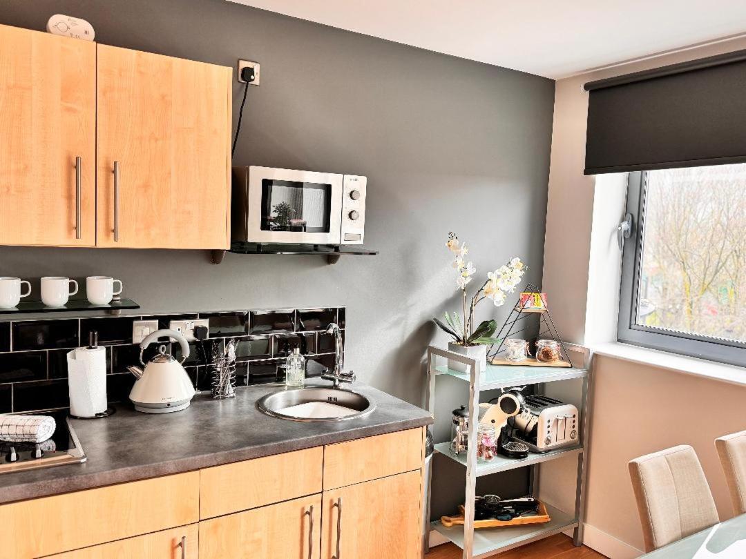 Perfectly Located City Centre Studio Apartment - West One With Free Wifi, Gym Access, Netflix Sheffield Exteriör bild